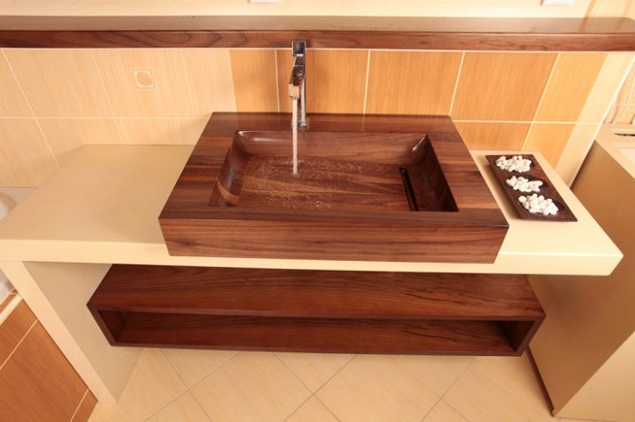 Интерьер ванной комнаты создан благодаря использованию в нем такой интересной деревянной раковины.