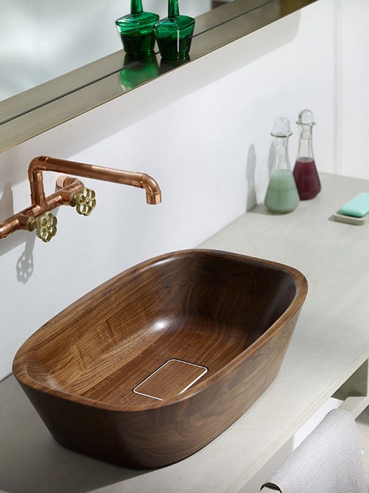 Крутой вариант облагородить интерьер ванной комнаты с помощью деревянной раковины.