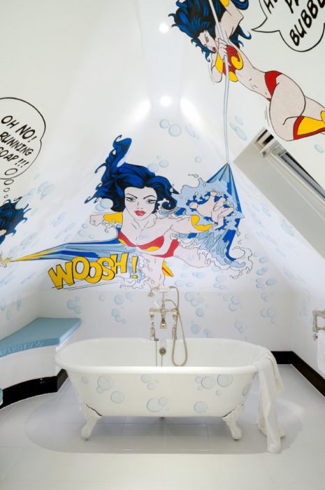 Художественная роспись стен в ванной комнате для настоящих любителей комиксов. 