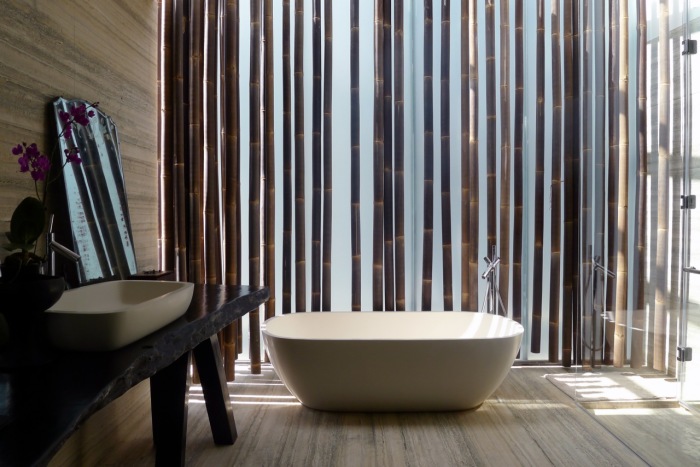 Применение натурального бамбука и естественное освещение позволит создать приятную атмосферу в ванной комнате. 