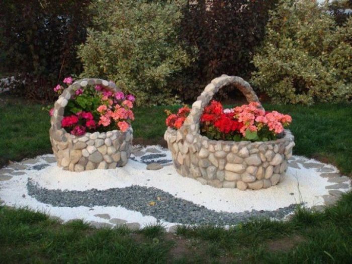 Каменные клумбы легко становятся частью природного ландшафта, являясь одним из самых бюджетных и простых вариантов оформления садового участка.