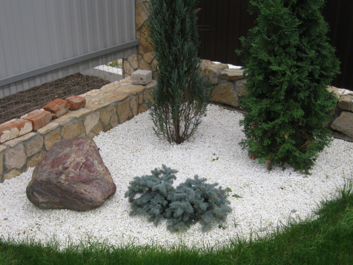 Белая мраморная крошка - утончённый камень, который благородно украсит ландшафт, а само покрытие получится натуральным и безопасным.