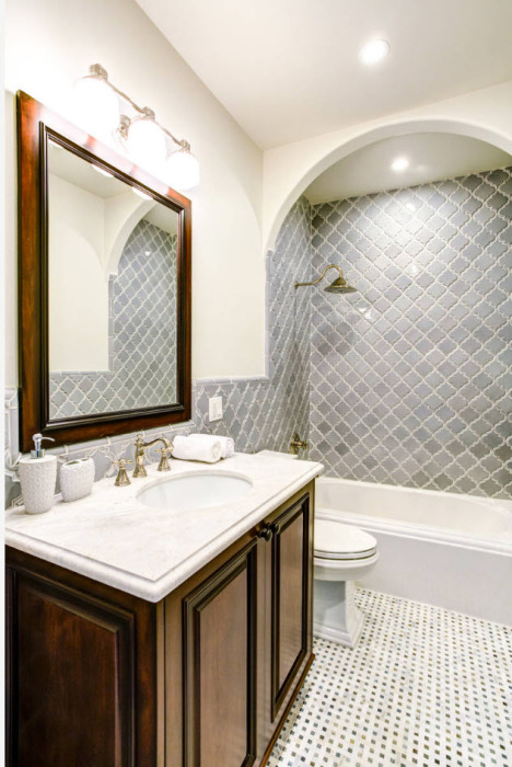 Традиционная ванная комната в римском стиле, дизайн которой, привносит оригинальность и подчёркивает выбранную стилистическую линию оформления.