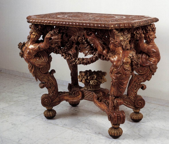 Из обычной старой мебели можно сделать суперэксклюзивный резной журнальный столик из дерева.