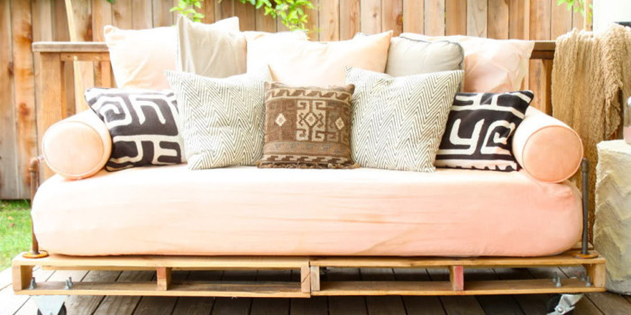 Удобный диванчик из деревянных поддонов для дачного участка, который позволят эффективно организовать и ярко украсить пространство.