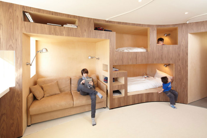 Нескучный спальный модуль из недорогой древесины может стать настоящим спасением в маленькой спальной комнате.