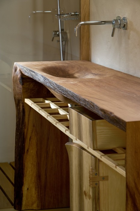 Деревянная раковина в стиле, который используется многими дизайнерами.