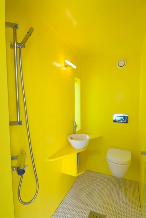 Ярко-жёлтые оттенки в интерьере - очень необычное и смелое решение для ванной комнаты.