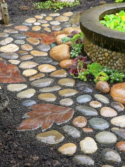Каменные дорожки в саду выполняют сразу несколько разных функций – упрощают перемещение по дачному участку и зонируют пространство.