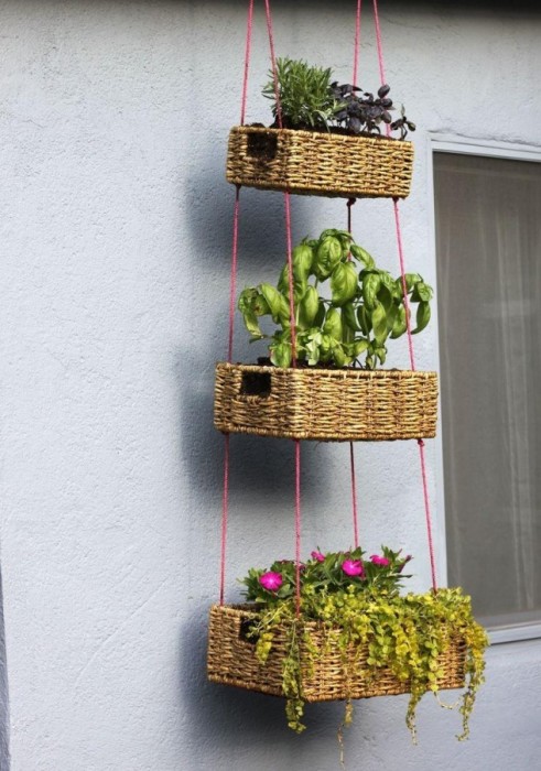 Реальная идея, которая поможет озеленить и преобразить маленький балкон на дачном участке.