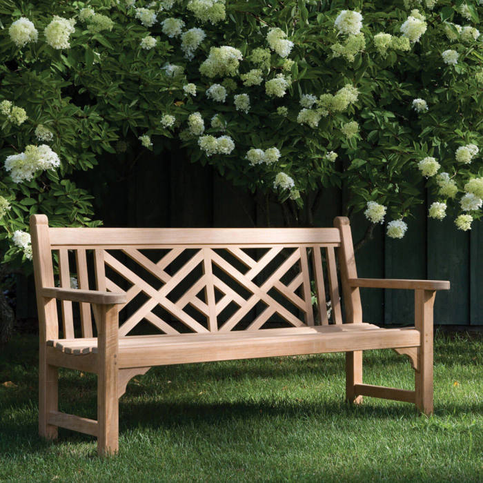 Классическая деревянная скамейка, выполненная в строгих формах современного дизайна.