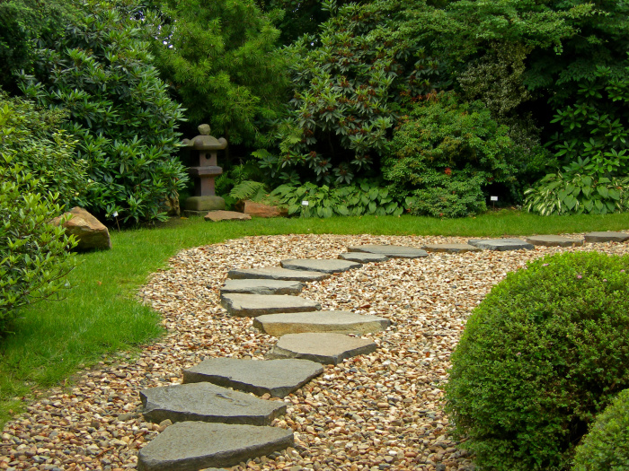 Для мощения садовой дорожки в саду в восточном стиле желательно использовать природный необработанный камень. 