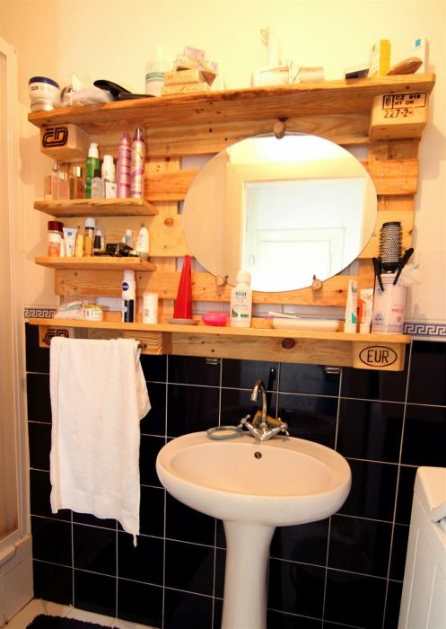 Красивая полка из деревянного поддона в деревенском стиле для ванной комнаты.