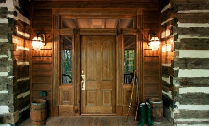 Состаренная деревянная дверь отлично подойдет для фасада в стиле кантри. 