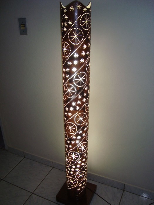 Большой напольный светильник с яркими узорами из обрезанной поливинилхлоридной водопроводной трубы. 