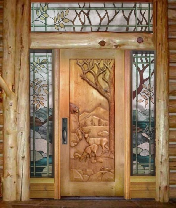 Резная деревянная входная дверь, которая станет настоящим украшением фасада любого здания.  