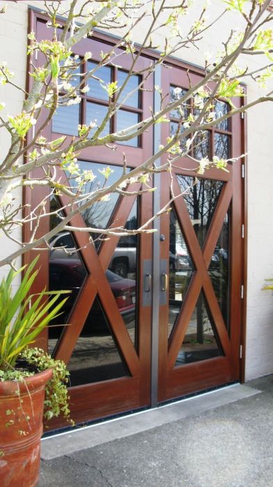 Входная деревянная дверь с матовым стеклом. 