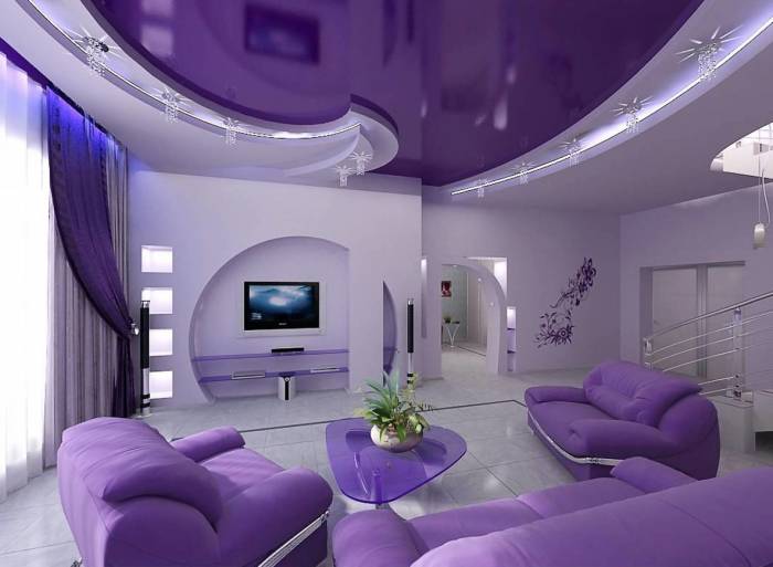 Нескучная гостиная комната в фиолетовых тонах, изюминкой которой стал необычный двухуровневый натяжной потолок. 