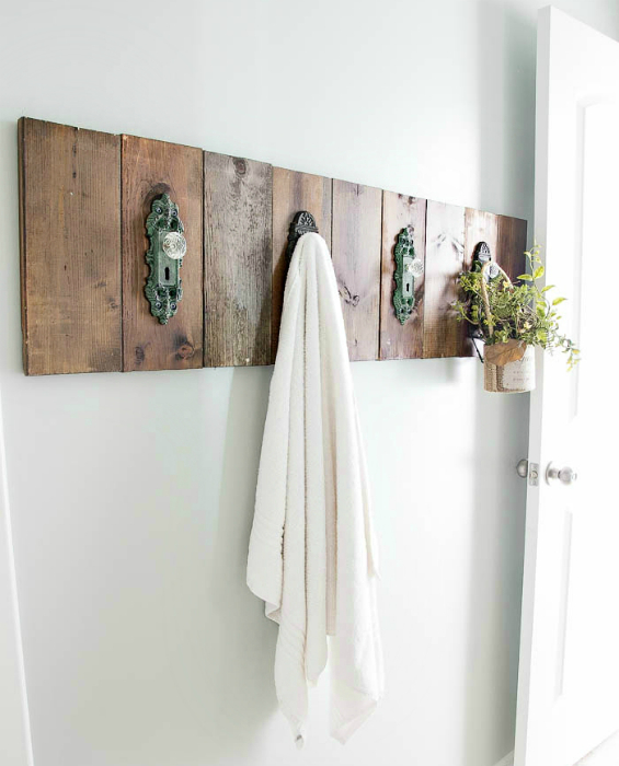 Украсьте стену в ванной комнате можно с помощью чудесной вешалки для полотенец, которую можно изготовить из нескольких деревянных брусков и фурнитуры для шкафчиков.