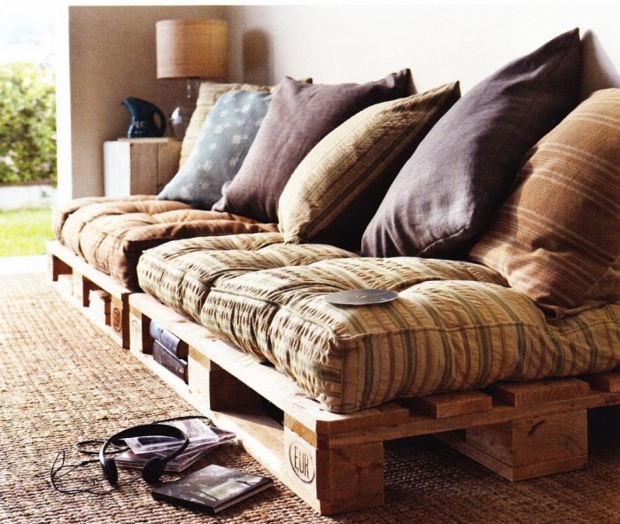 Невысокая кровать из деревянных поддонов значительно экономящая пространство. 