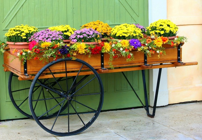Кованая подставка для цветов в форме двухколёсного грузовой повозки. 