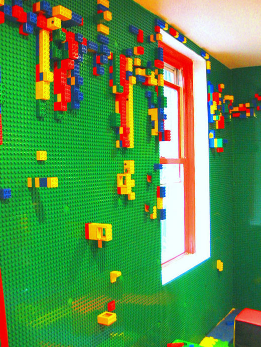 Благодаря стене из Лего дети могут собирать различные картинки, обыгрывая разные сюжеты.