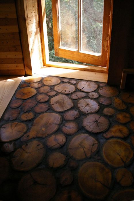 Декоративный деревянный пол станет отличным украшением в любой комнате. 