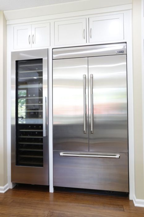 Встроенный холодильник в современном кухонном интерьере позволит значительно сэкономить пространство.