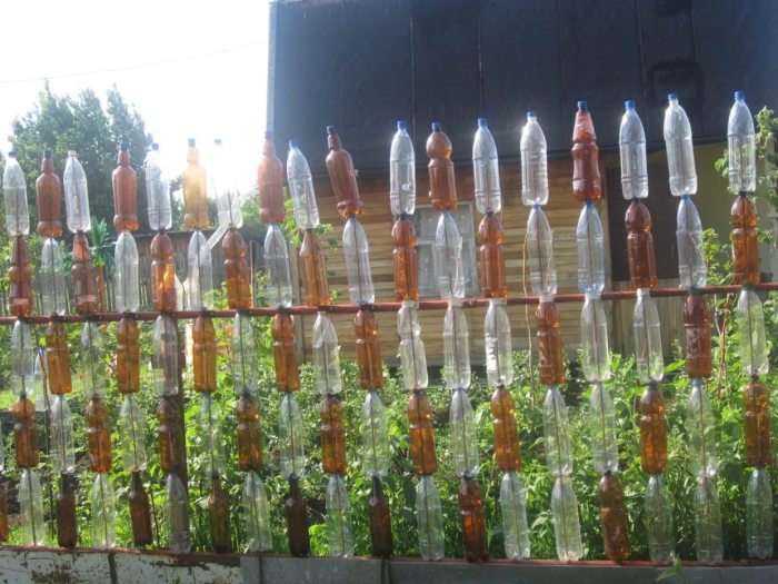 Забор из пластиковых бутылок - креативное и смелое решение. 