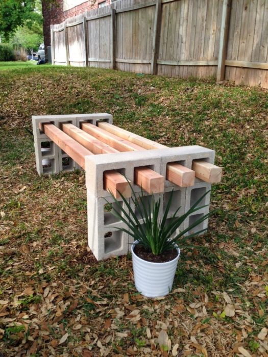 Экономный вариант скамейки из дерева и бетона на территории садового участка. 
