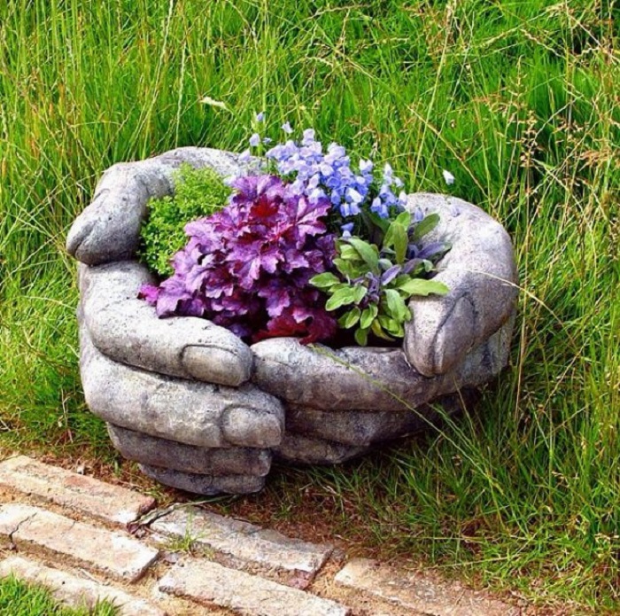 Кашпо из натурального камня, которое выглядит как настоящее произведение искусства.  
