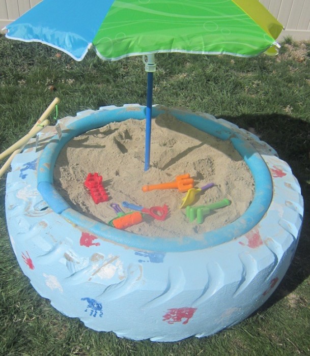 Из старой автомобильной покрышки можно создать отличную песочницу или небольшой бассейн.