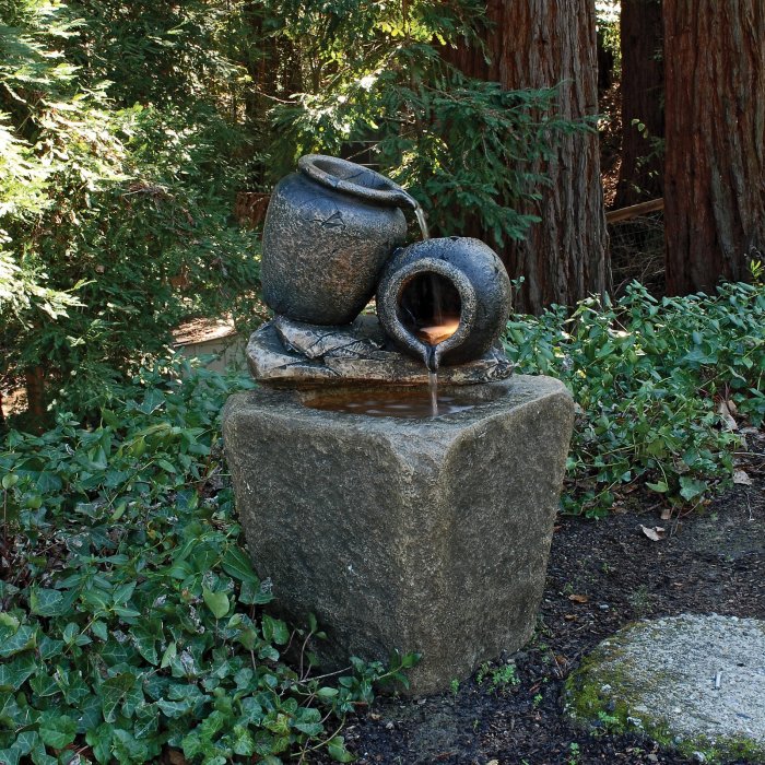 Современная вариация классического фонтана в виде двух амфор в саду. 