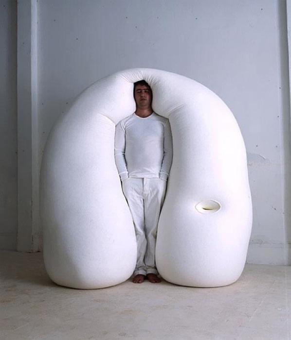 Дизайнерская кровать в форме огромной подушки, которая удерживает тело в вертикальном положении. 