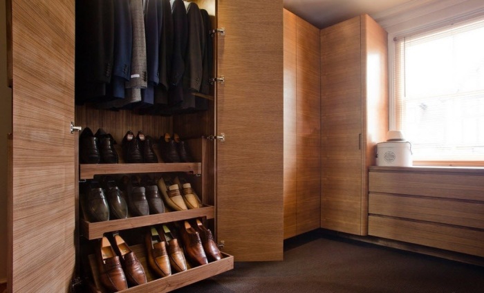 Классическая мужская гардеробная комната в стиле минимализма. 