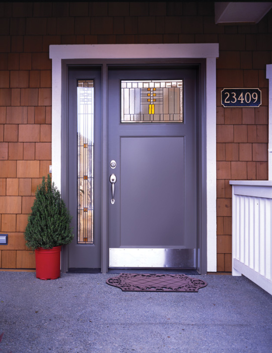 Металлическая входная дверь является визитной карточкой всего здания. 