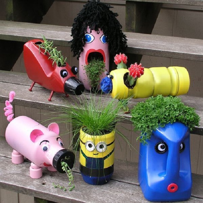 Примеры разнообразных поделок из пластиковых бутылок, которые помогут вам в уходе за своими растениями. 