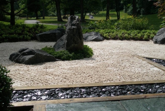 Площадка из гравия и камня на территории садового участка. 