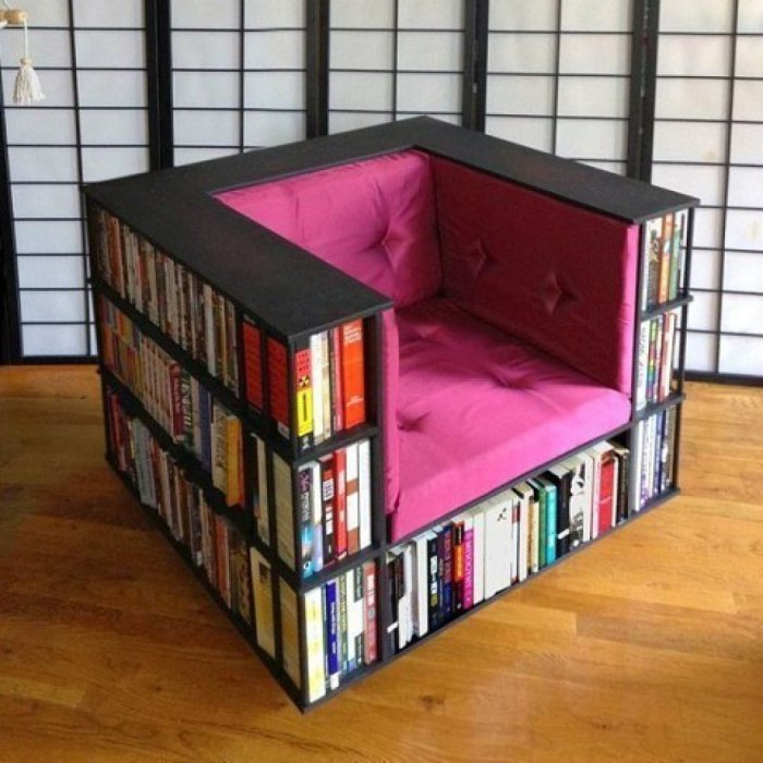 Кресло-библиотека для настоящих любителей увлекательного чтения.  