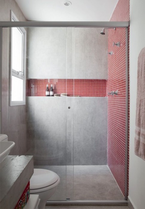 Акцентная стена, выложенная красной плиткой - отличное решение для малогабаритной ванной комнаты. 