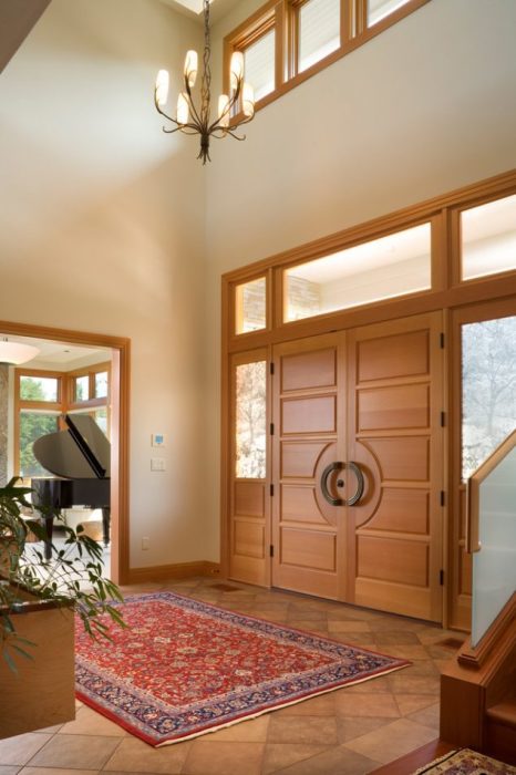 Надежная, долговечная и презентабельная конструкция современной входной двери. 