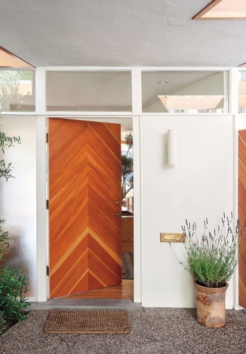 Входная деревянная дверь из шпона с треугольными узорами. 
