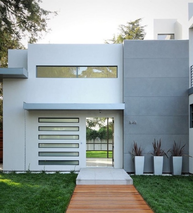 Классическое бетонное крыльцо в стиле минимализма для загородного дома.