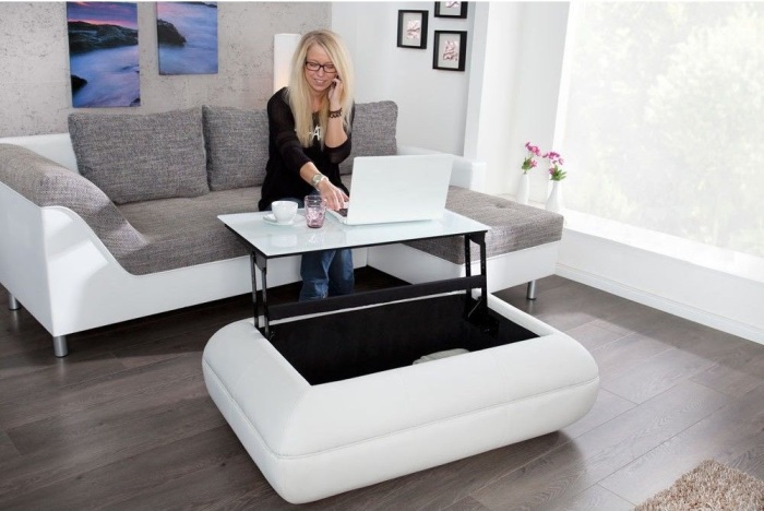 Раскладной столик поможет решить проблему отсутствия помещения для офиса в однокомнатной квартире.  