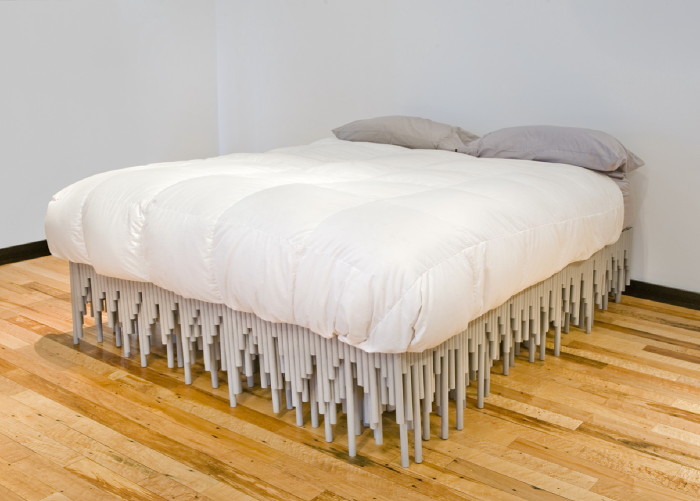 Необычный каркас кровати, созданный из водопроводных поливинилхлоридных труб, который придется вам по вкусу. 