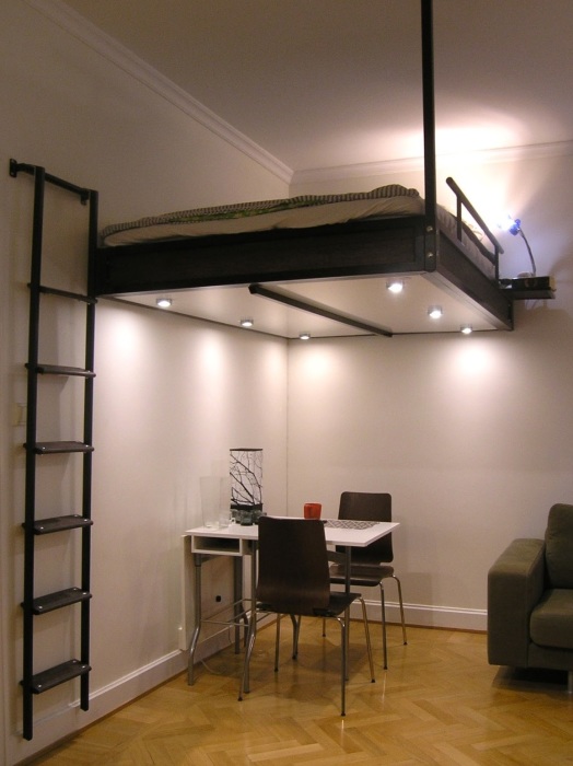 Идеальное решение для малогабаритной квартиры может стать кровать под потолком. 