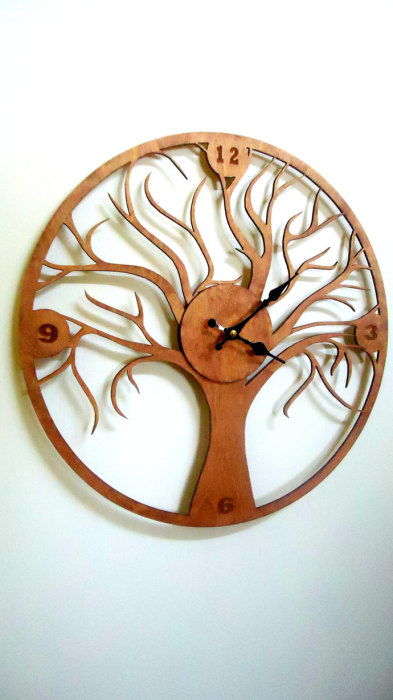 Красивые настенные деревянные часы в виде дерева. 