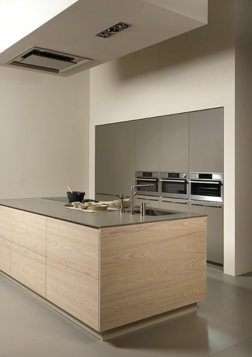 Кухня в бежевых тонах, которая является оригинальным примером того, как с помощью тщательного планирования и современной гарнитуры можно создать функциональное и комфортное пространство.  