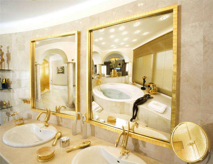 Сочетание кремового и золотого оттенка в интерьере ванной комнаты. 