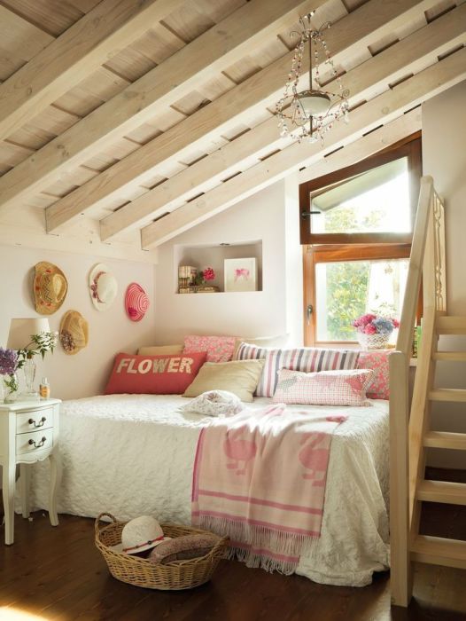 Напольное покрытие теплого древесного оттенка - отличное решение для любой спальной комнаты. 